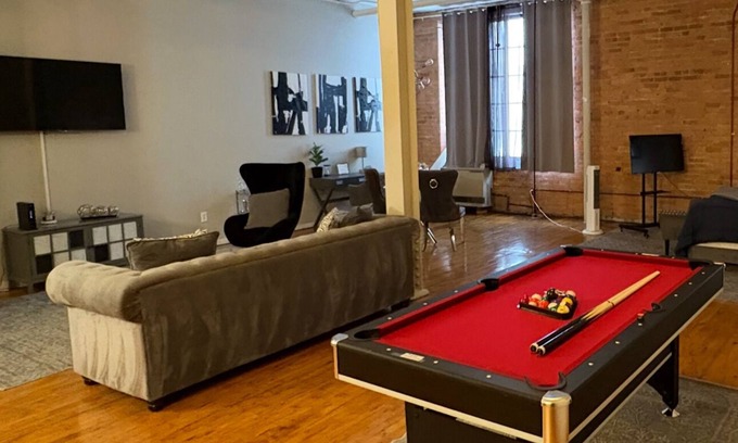 Detroit Apartamento | Downtown Spacious Industrial Loft Apartment with free parking