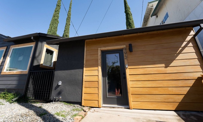 Downtown Cabaña | Downtown studio + backyard by bike trail + river + coffee bar