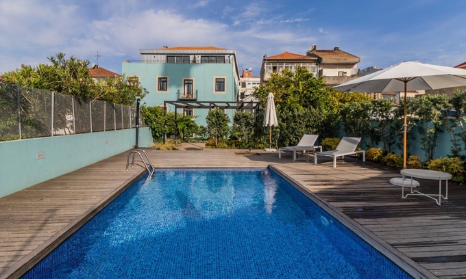 Centro / Baixa Apartamento | Downtown Studio w/Pool, AC & Balcony by LovelyStay