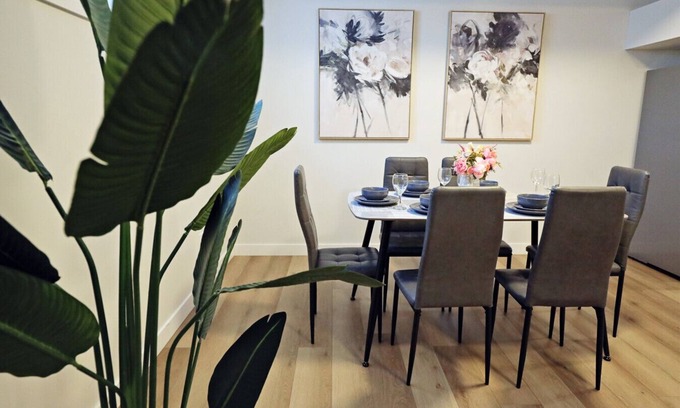North Central Edmonton Condominio | Downtown Suite King Beds|Long Stays|Disney+