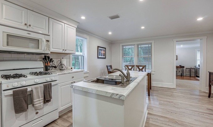 Thomasville Casa | Downtown Thomasville Home w/ Yard & Fire Pit