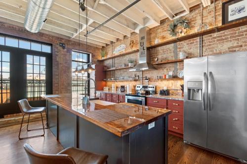 Perryville Apartamento | Downtown Urban Loft above Restaurant #7