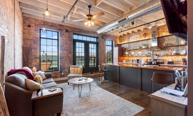 Perryville Apartamento | Downtown Urban Loft above Restaurants