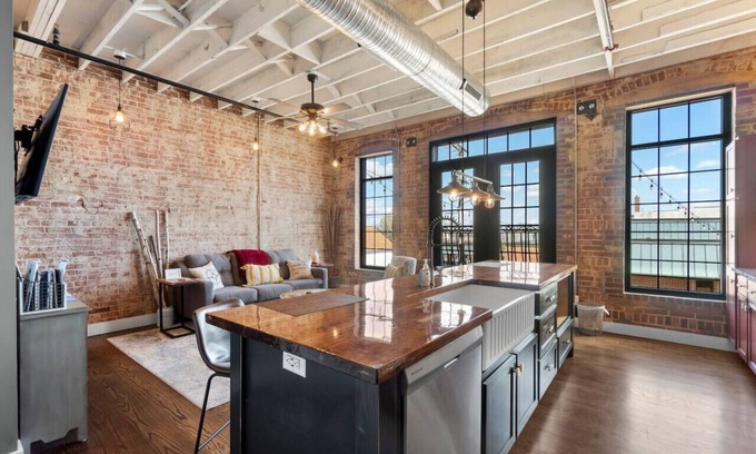 Perryville Apartamento | Downtown Urban Loft above Restaurant