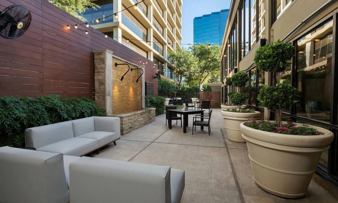 Northeast Dallas Casa | Downtown Urban Oasis in Dallas: Stylish Interiors & Live Entertainment