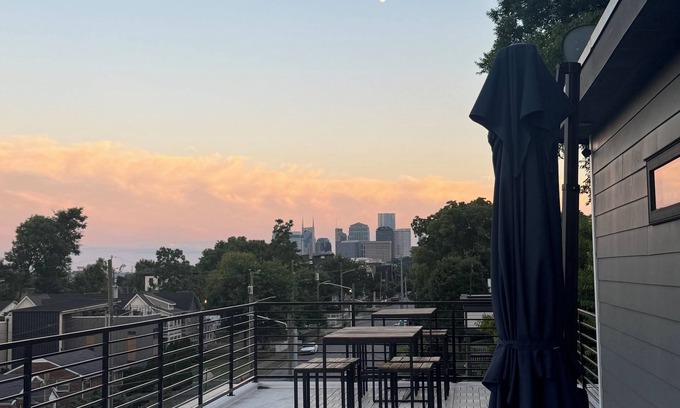 Salemtown Casa | Downtown View Roof Deck-Sleeps 12-1.5 to Broadway