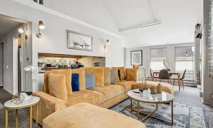 The Loop Condominio | Downtown Vintage Group Lofts - Sleep 25