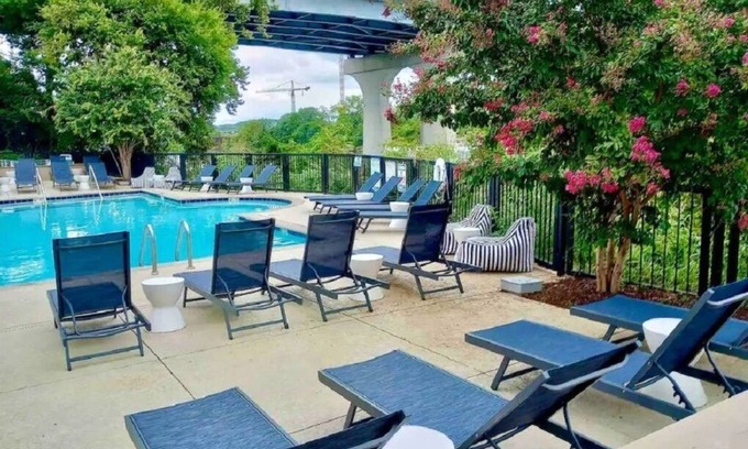 East Bank Condominio | Downtown w/pool, gym, laundry, free parking, river view, fireplace, sleeps 4!
