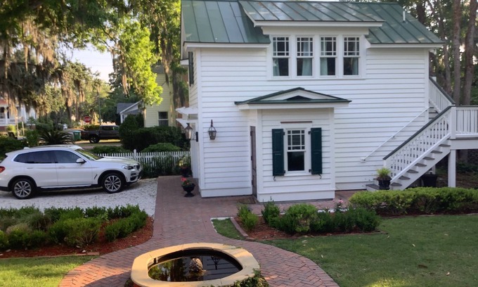 The Bluff Cabaña | Downtown waterfront Walking Distance to Everything!