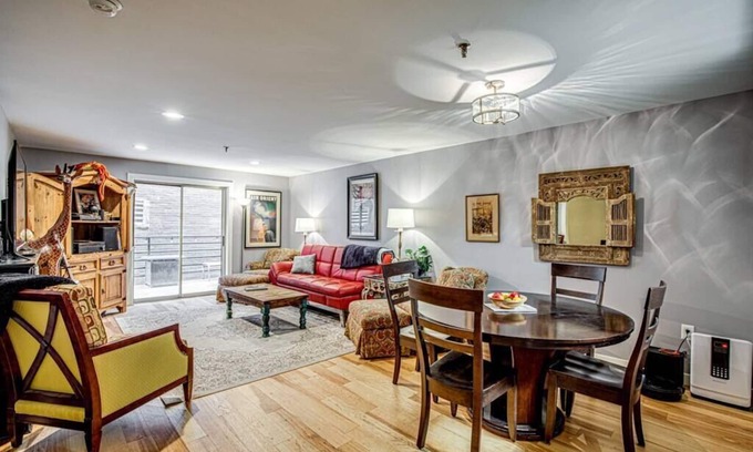 Winston - Salem Apartamento | Downtown Winston-Salem! The Frequent Flyer!