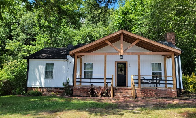 Duncan Casa | Dowtown Duncan with stream and deck