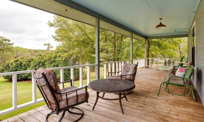 Doyline Cabina | Doyline Cottage w/ Large Porch & Lake Access!