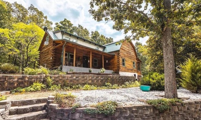Camden County Cabina | Dragonfly Meadows Log Cabin nestled in the Ozarks
