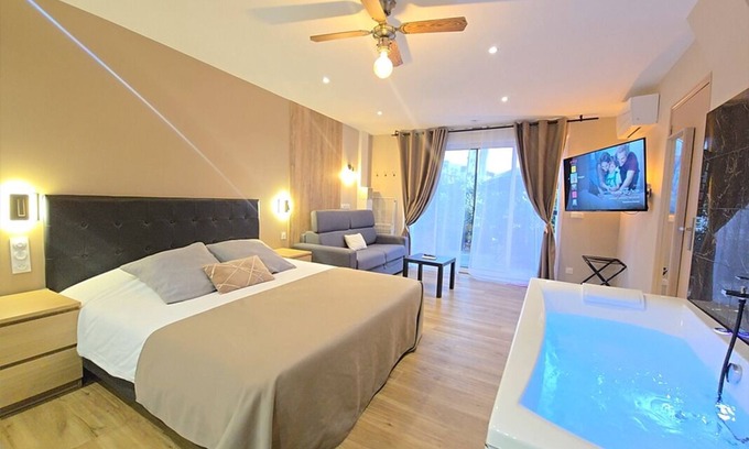 Moyen-Vernet Apartamento | Les Dragons Catalans-Estudio-Romántico-Baño en la habitacion-Vista al patio