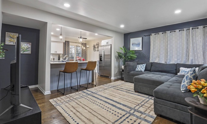 Downers Grove Casa | Dream- 4 King Beds, Fully Fenced