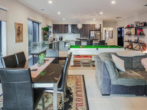 Clyde Casa | Dream Clyde Family Home Movie Theater and Pool Table