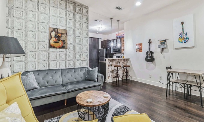 West End Condominio | Dream Condo in Desirable West End!