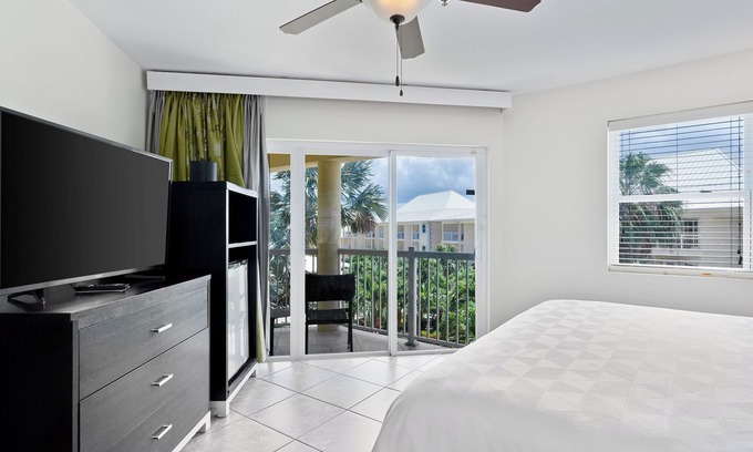 Crystal Harbour Apartamento | Dream Getaway! Outdoor Pool and FREE Parking, Short Drive to Dolphin Discovery!