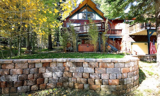 North Upper Truckee Casa | "DREAM HOUSE" 1acre lote arbolado, Creek, cine en casa, jacuzzi, mesa de billar, gimnasio