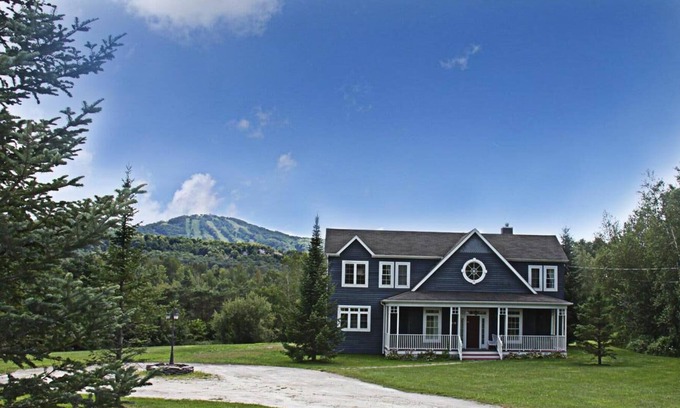 Bromont Cabaña | Casa de ensueño con vista a la montaña, jacuzzi y mesa de billar