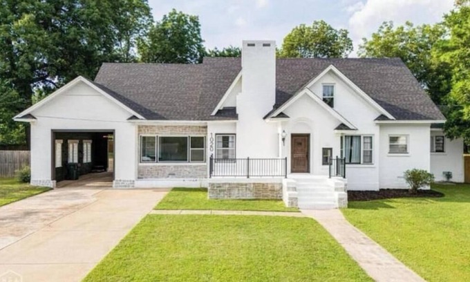 Jonesboro Casa | Dream house with pool!