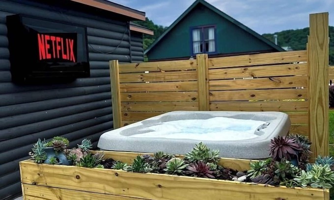 Bellevue Cabina | Riverview Cabin + Hot Tub w/ TV+ Pickleball Court