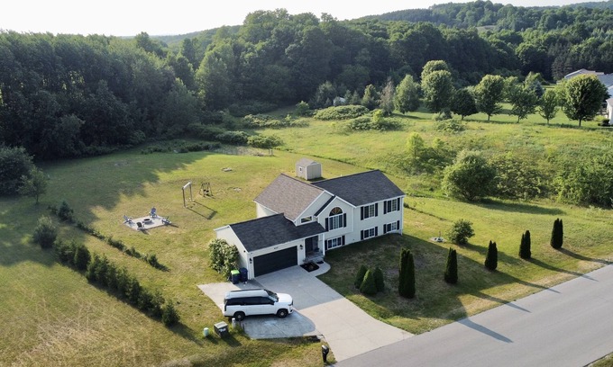 Traverse City Casa | Dream Palace, with Hot Tub, Game Room, Fire pit, 5BR-3BA, near Long Lake