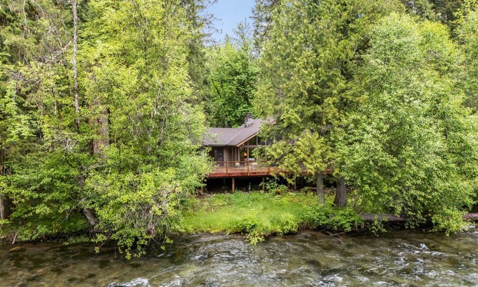 Blue River Cabina | Dream River Cabin -- Riverfront