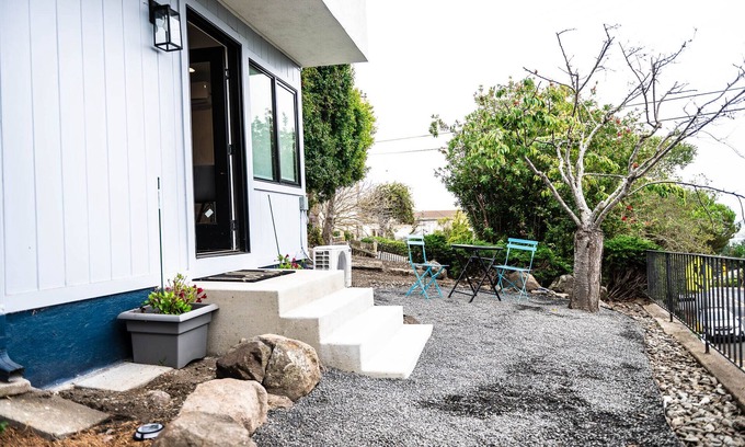 El Cerrito Apartamento | Dream studio with bay views, spacious walk-in closet, W/D & on-demand fireplace.