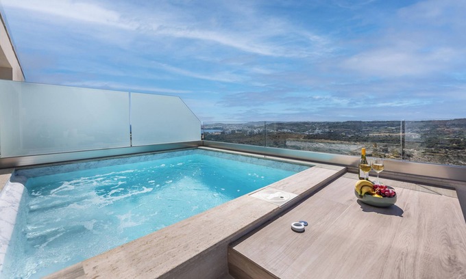 Mellieha Apartamento | Dream Vacation with Private Pool BBQ and breathtaking sunrise and sunset views