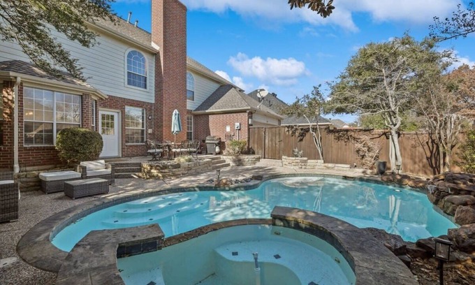 Plano Casa | Dream Vacay in Central Plano - Pool & Grill