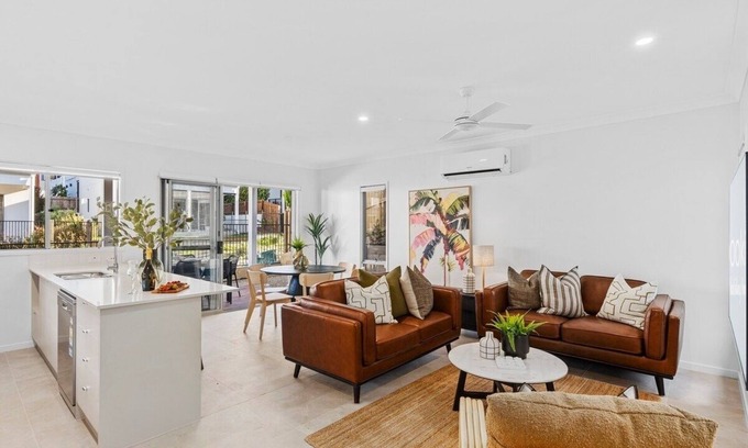 Oxenford Casa | Dream World Escape 4BR Oxenford - Pool, Gym BBQ