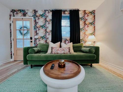 Lockeland Springs Apartamento | Dreami Stays East Nashville - 2BR Retreat with Cozy Patio and Mini Golf