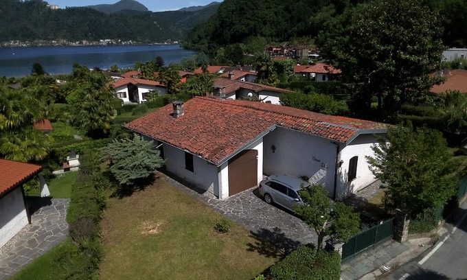 Lavena Ponte Tresa Casa | Ensue vacaciones villa Casalotti con patio y jardín vallado