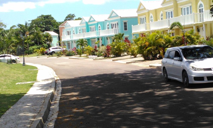 Orange Bay Condominio | ¡"SUEÑOS HECHOS REALIDAD" es el condominio en Little Bay que está buscando disfrutar!