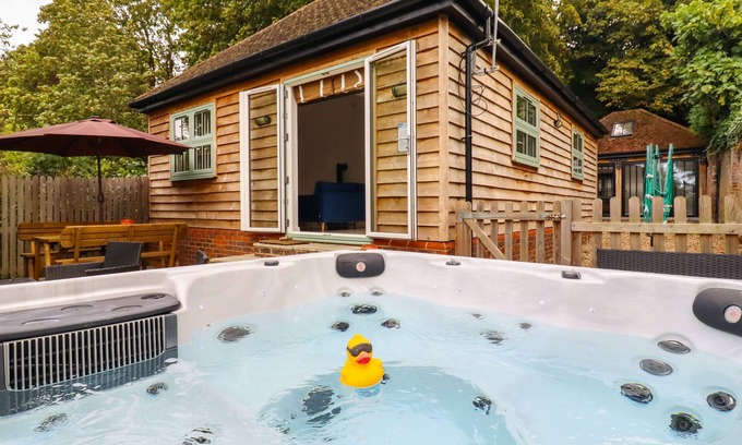 Bromley Common and Keston Cabaña | DREAMWOOD LODGE, pet friendly, with hot tub in Leaves Green