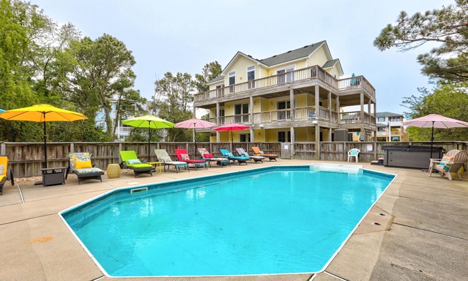Corolla Light Casa | Dreamy 7BR | Private Pool | Hot Tub | Fireplace