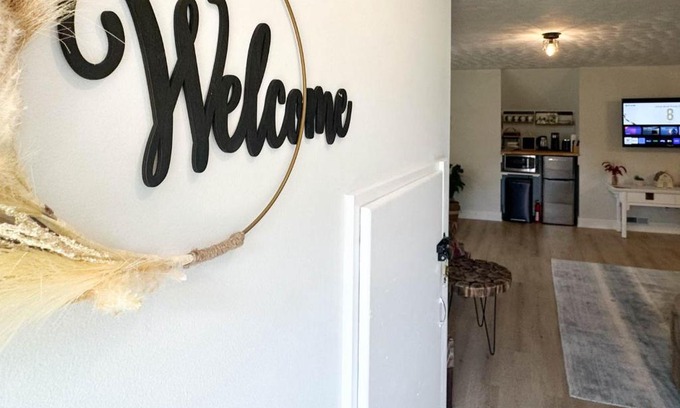 Sparta Apartamento | Dreamy Boho Remodeled Cottage with Mountain Views