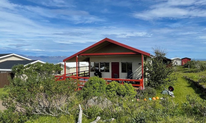 Langanesbyggð Cabina | Dreamy cabin with a garden