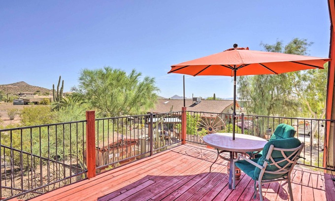 Desert View Apartamento | Dreamy Desert Studio w/ Deck + Pool Access!