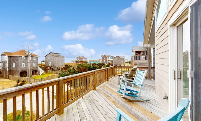 Frisco Casa | Dreamy dog-friendly getaway with ocean views, beach access, fast WiFi, and deck