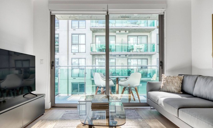 City West Apartamento | Dreamy Downtown 1BR w/ Pool, Gym & W/D near Staples Center, by Blueground (LAX 543)