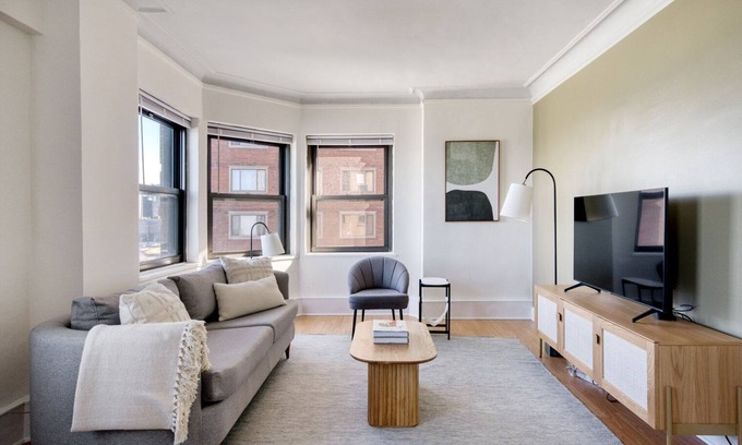Gold Coast Apartamento | Dreamy Gold Coast 1BR w/ Doorman & Gym, 2 blocks to L, by Blueground