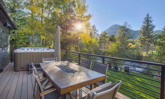 Frisco Casa | Dreamy home on river, mountain views, steps from town.