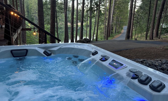 Glencoe Cabina | Dreamy Lake Front Lake Mont Cabin! AC & HotTub!