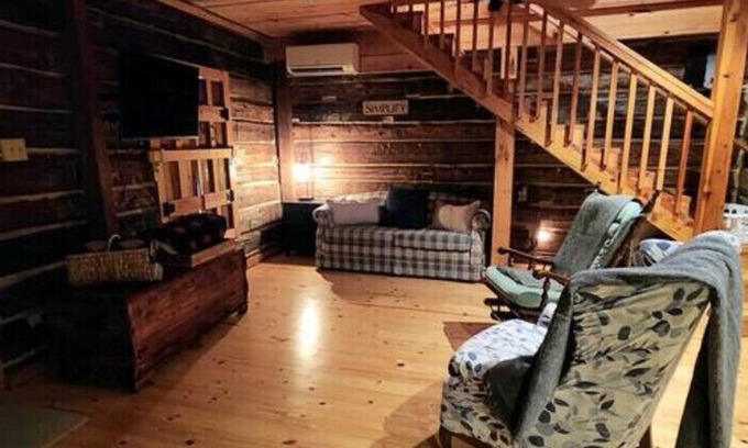 Saluda Cabina | Dreamy log cabin off a country road, short hike to waterfalls. Pet friendly.