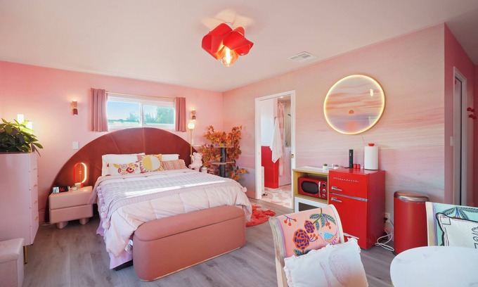 Warner Center Apartamento | Dreamy Pink Glam Studio Enchanted Garden Access