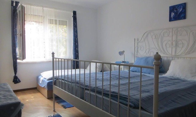 Morbisch am See Cama Y Desayuno | Dreibettzimmer mit Dusche, WC - Gästehaus Elfriede