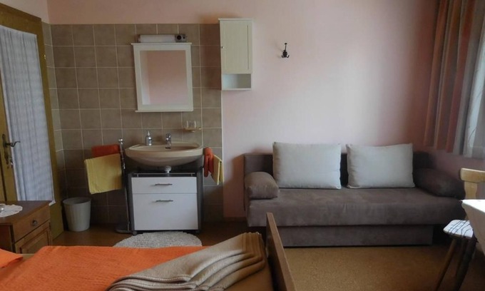 Mariahof Apartamento | Dreibettzimmer mit Dusche, WC - Angelika Zischmayer