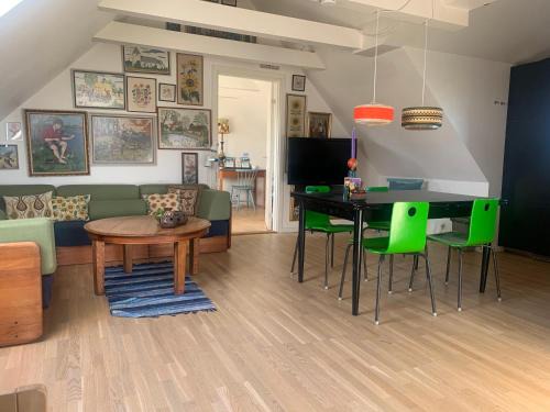Nordfyns Apartamento | Drejerindens kreative stemningsfulde lejlighed